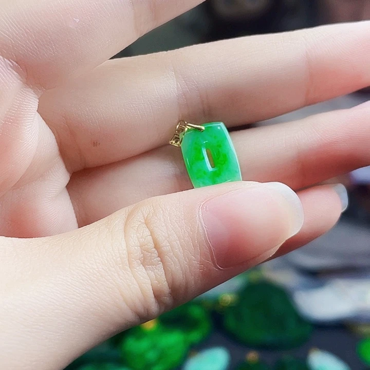 翡翠18K金镶嵌颈饰多样性