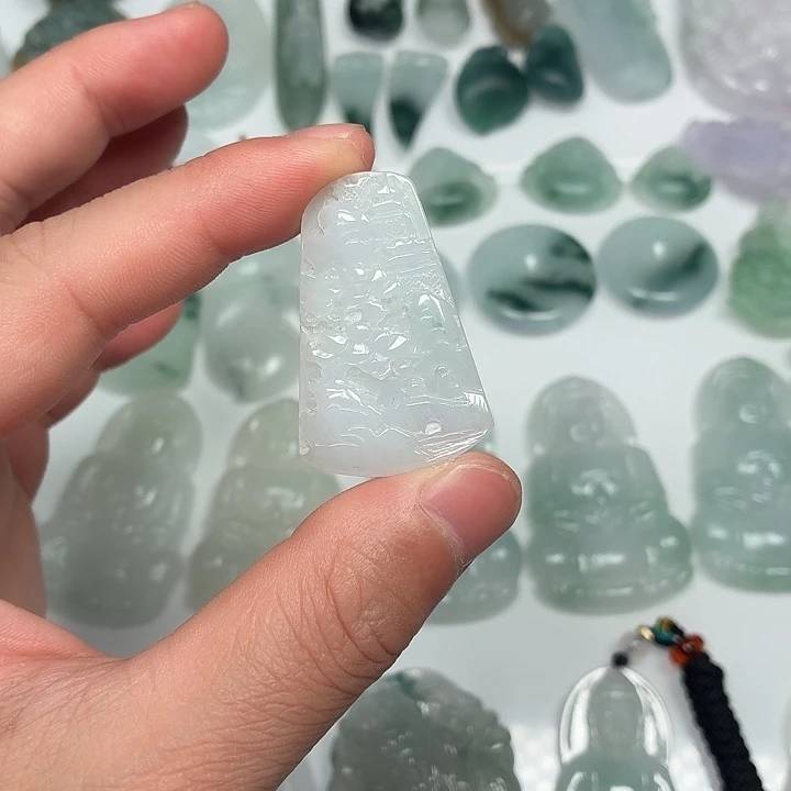 翡翠未镶嵌颈饰山水牌