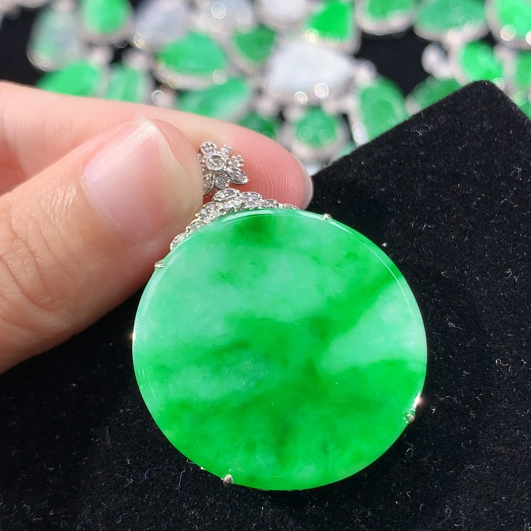 翡翠18K金镶嵌颈饰