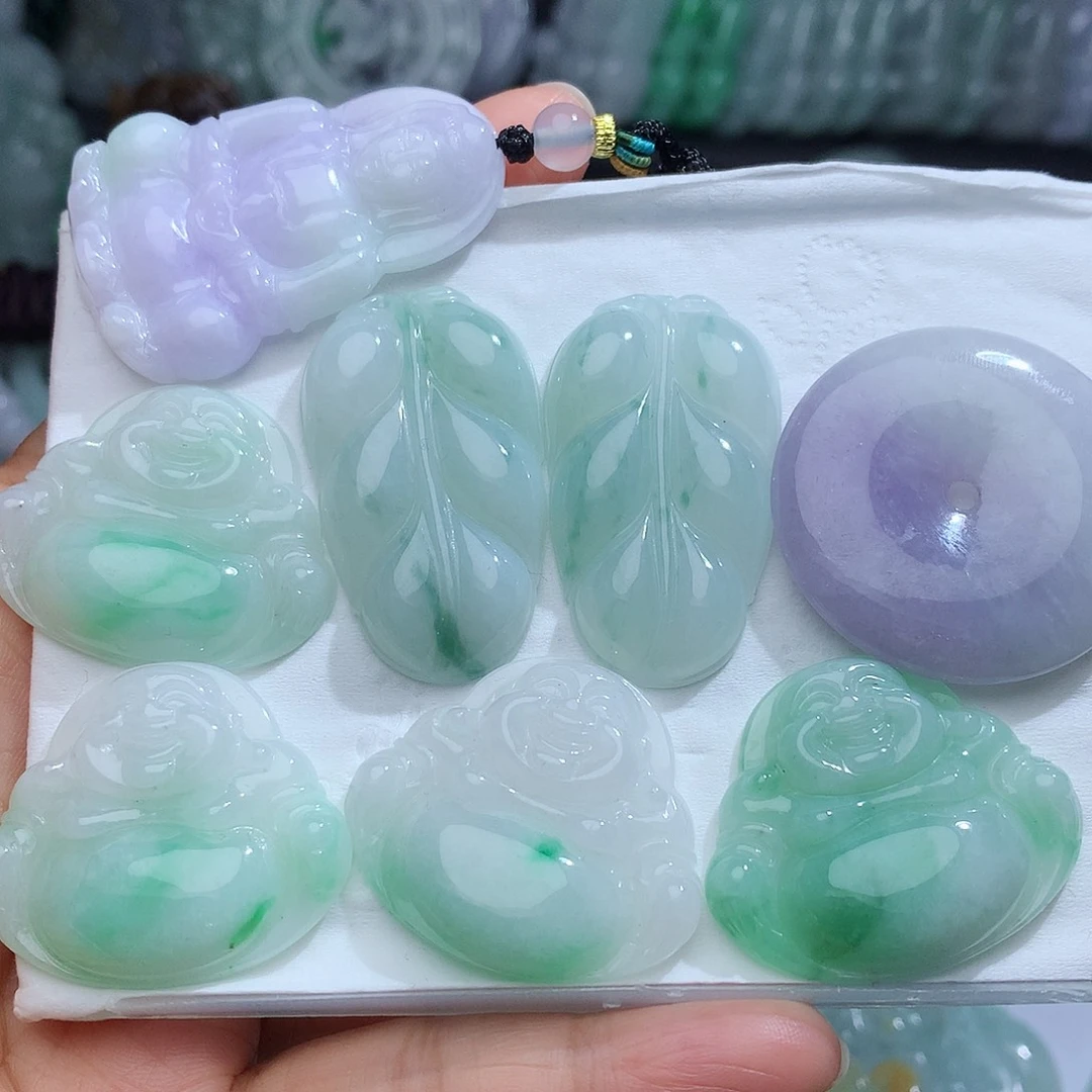 翡翠未镶嵌颈饰1。