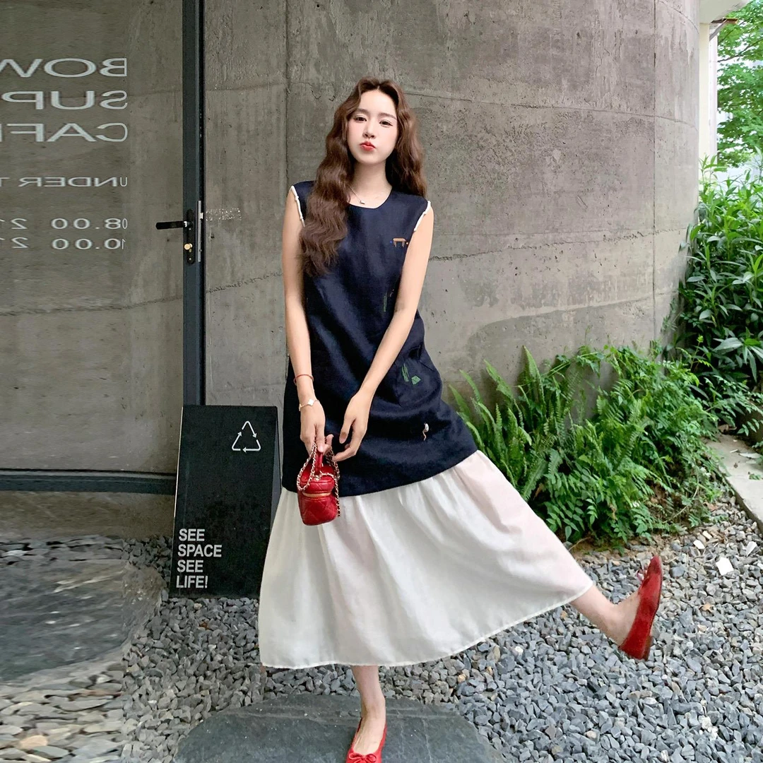 深蓝色复古刺绣背心连衣裙女2025夏季新款设计感撞色拼接无袖长裙
