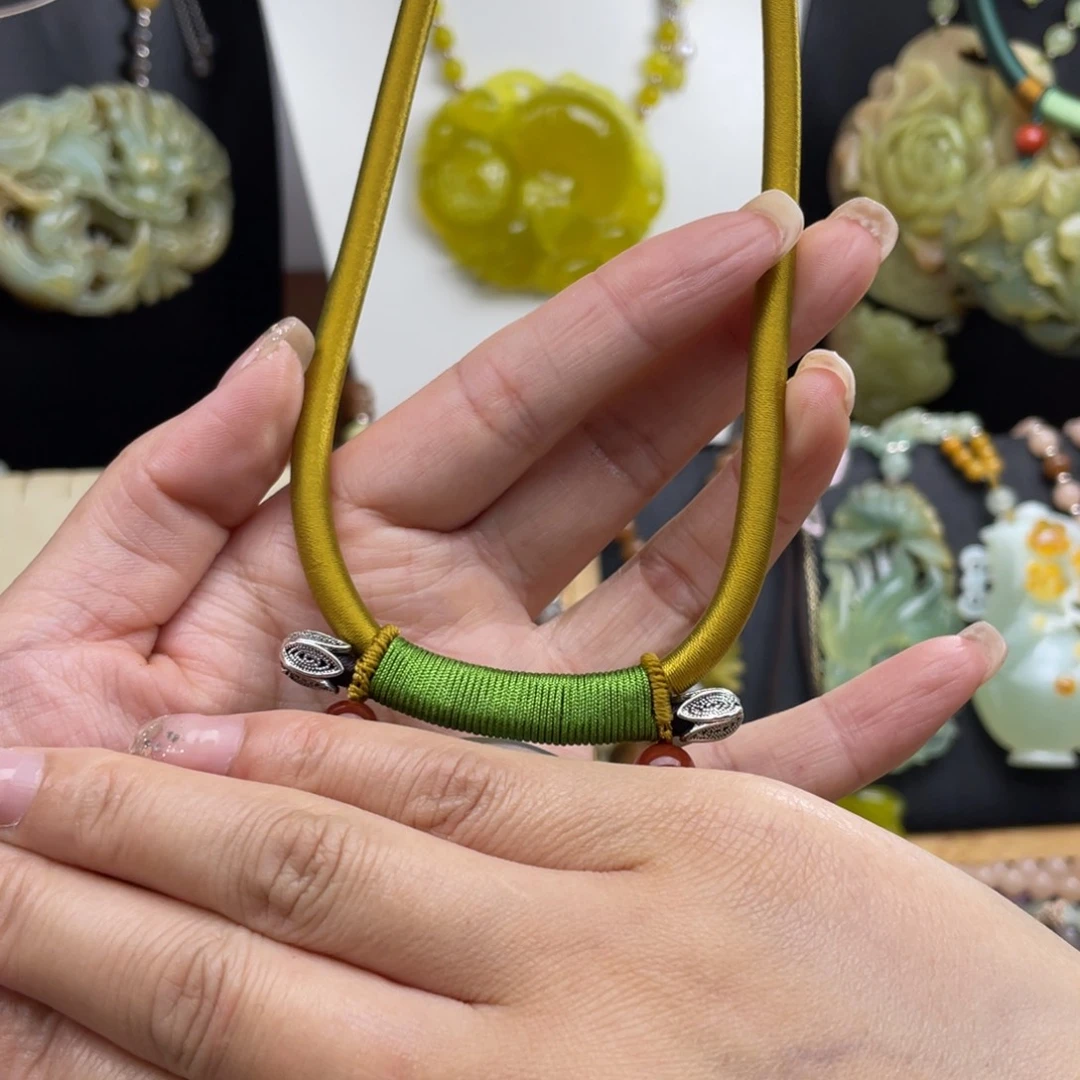 蛇纹石玉未镶嵌颈饰
