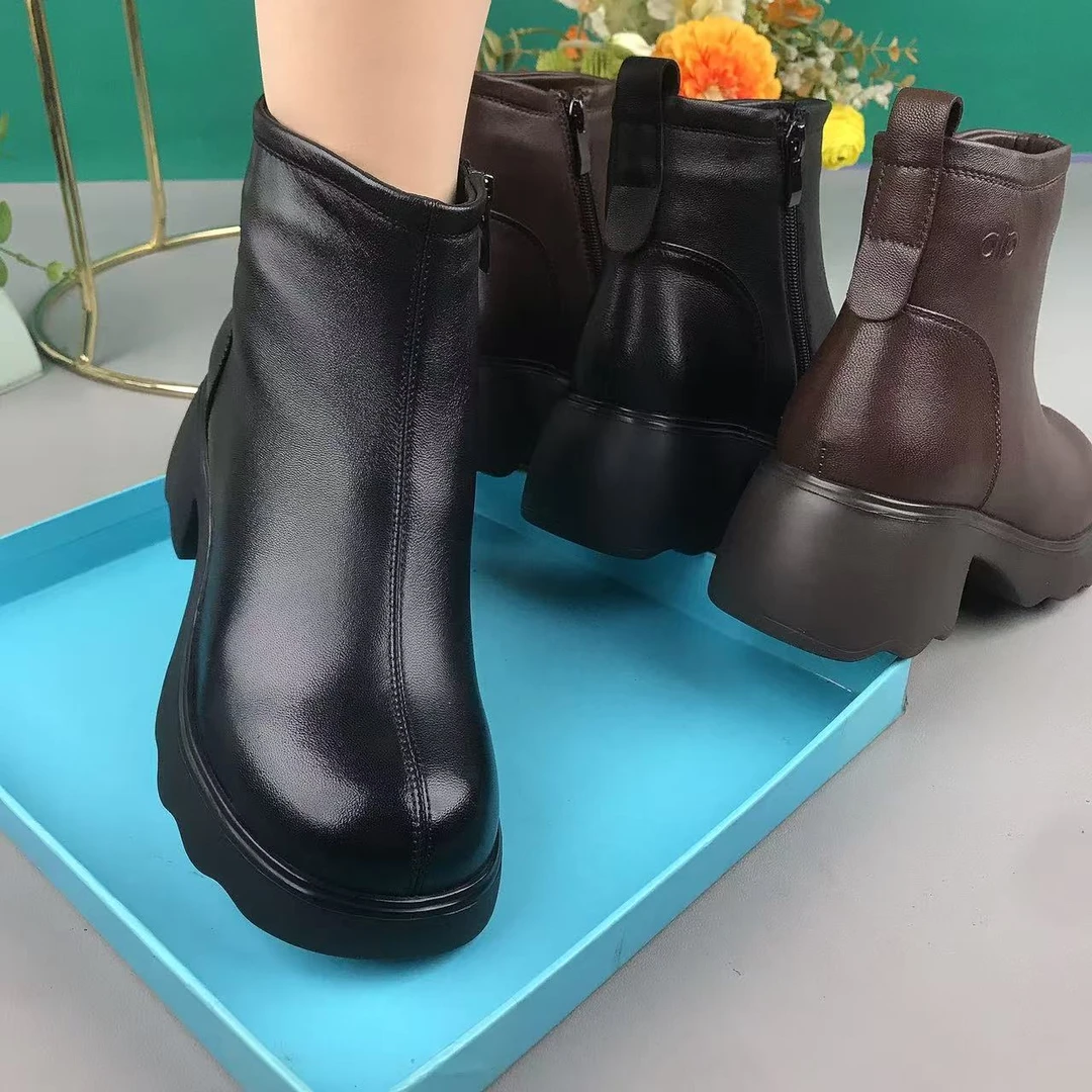 粗跟平跟秋冬秋季女厚底短靴冬季百搭防滑保暖压花