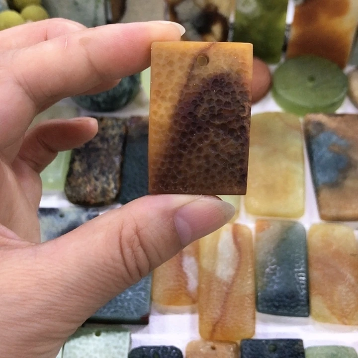 蛇纹石玉未镶嵌吊坠