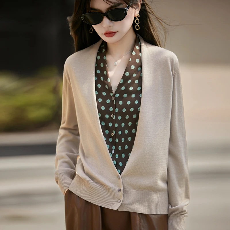 新款韩版女宽松V领羊毛衫精纺羊毛波点假两件针织衫 时尚长袖开衫