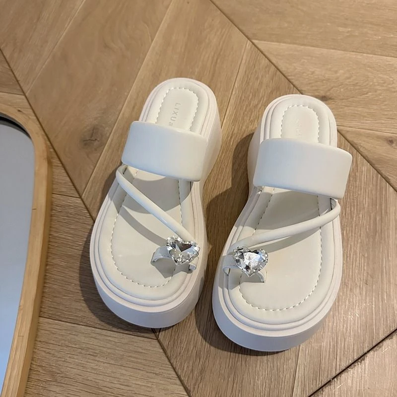 高级感银色水钻套趾拖鞋女夏季外穿2025新款小个子增高厚底沙滩鞋