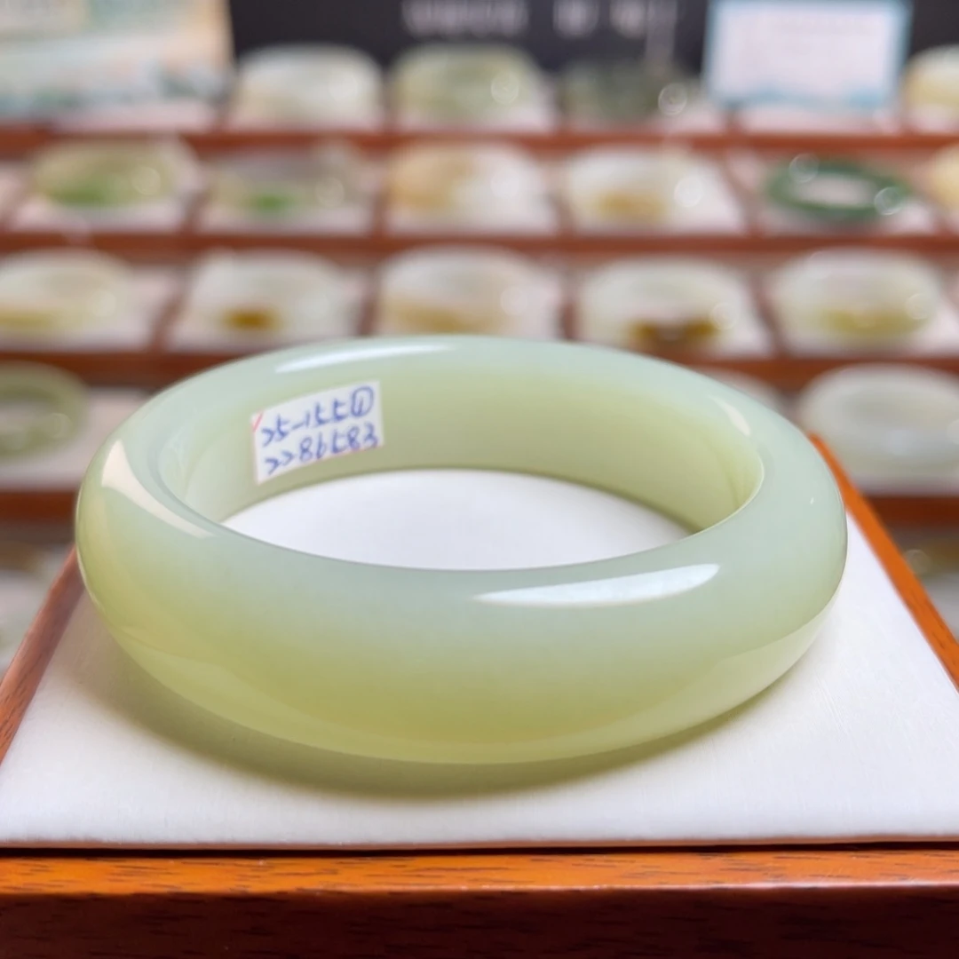 【闪购商品】未镶嵌手镯和田玉绯****主