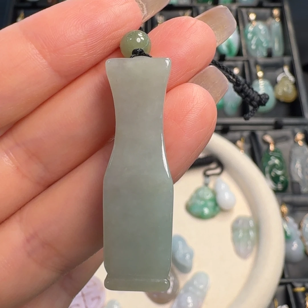 翡翠未镶嵌颈饰宝瓶