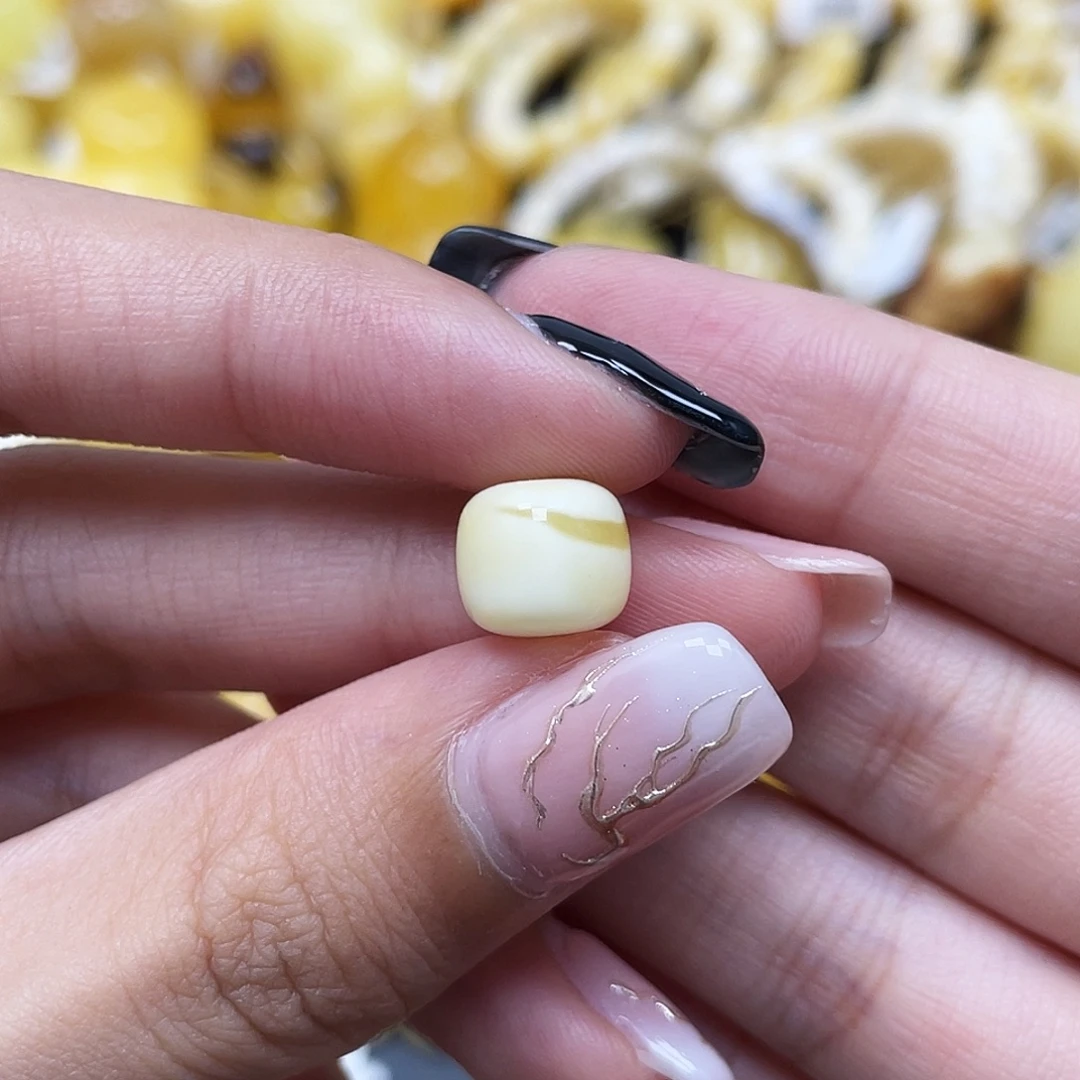 琥珀未镶嵌裸石9.5*8.4mm浓白老型珠蜜蜡