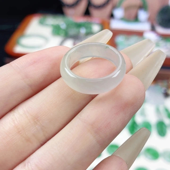 石英质玉（非洲翠）未镶嵌颈饰