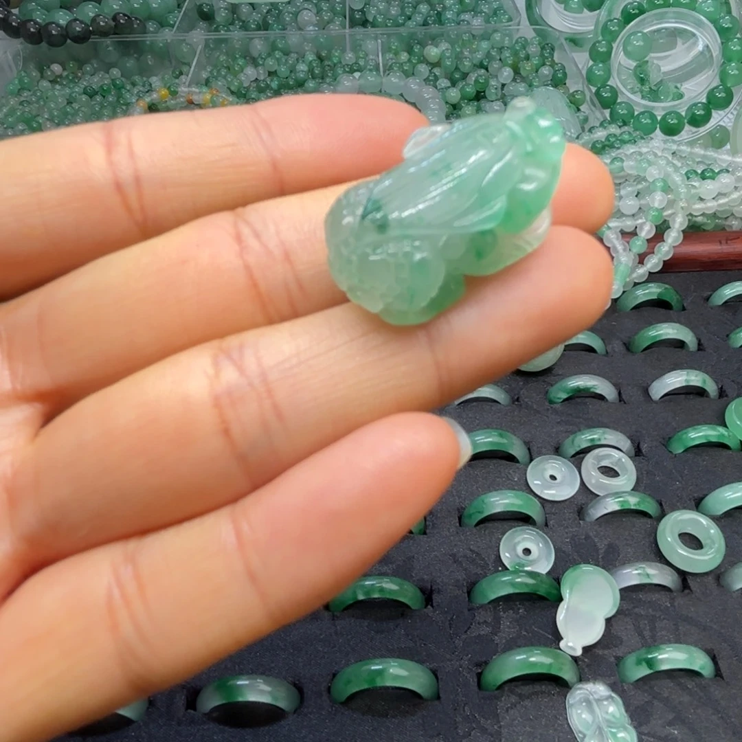 石英质玉（非洲翠）未镶嵌散珠貔貅吊坠