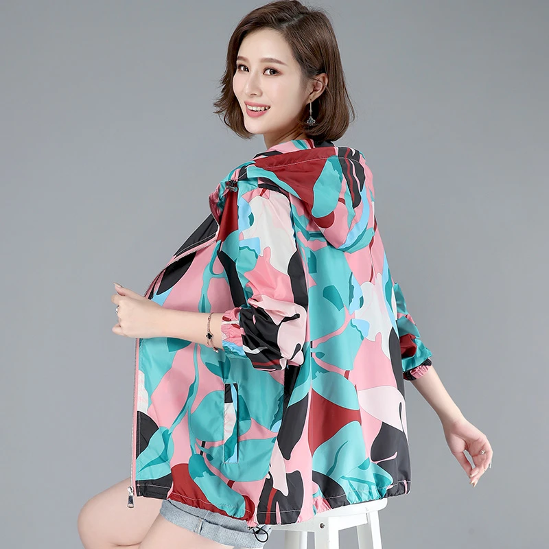 2022年夏季女抽象图案薄款宽松型连帽长袖拉链防晒服春秋百搭外套