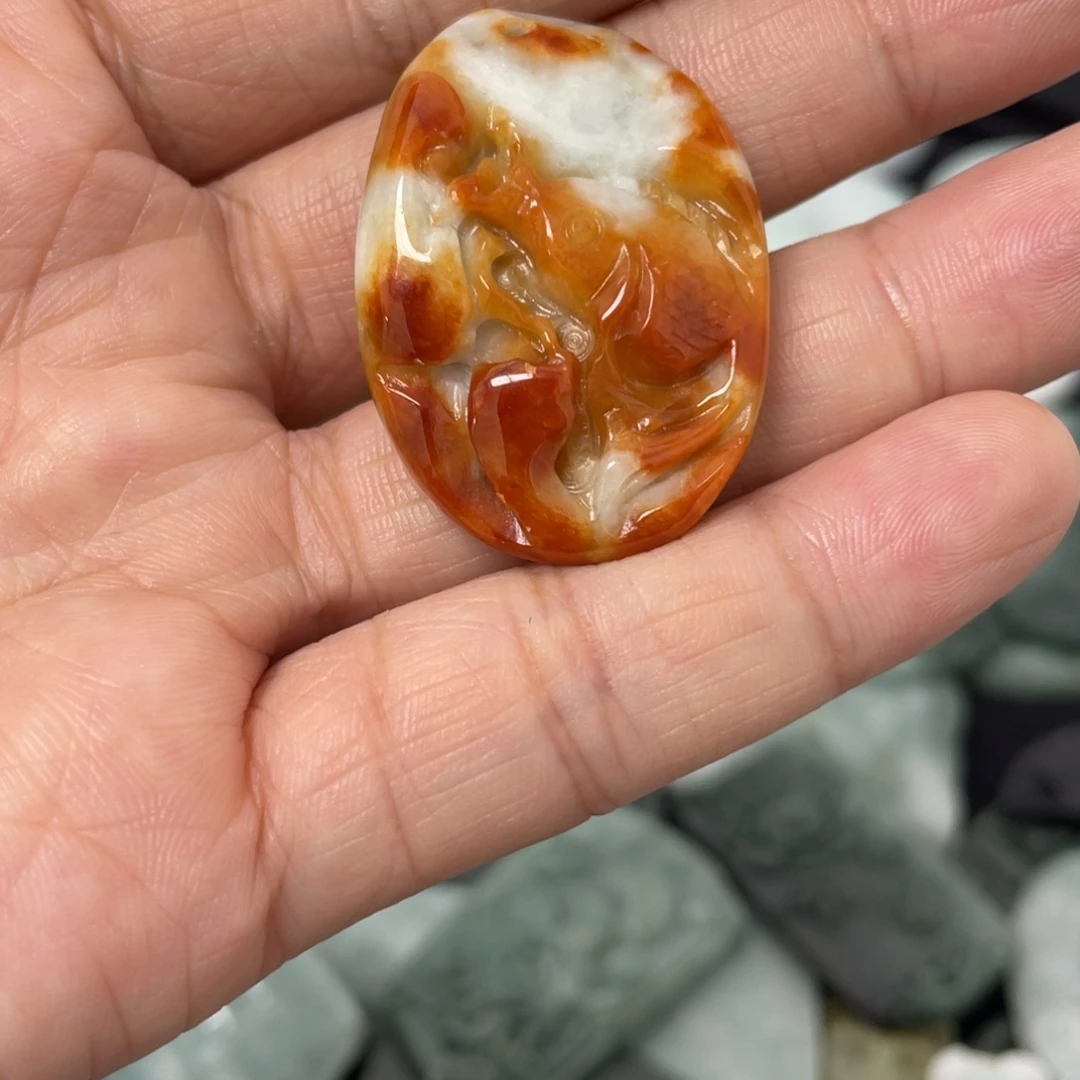 翡翠未镶嵌颈饰鱼