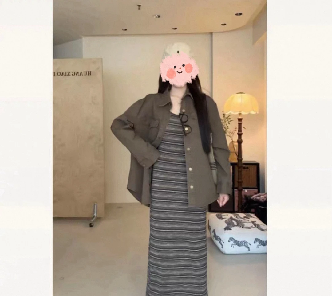 早秋长袖衬衫外套与条纹吊带连衣裙减龄休闲穿搭