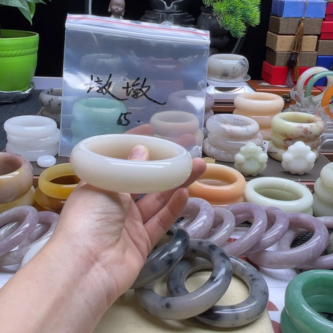 墩***墩石英岩玉未镶嵌手镯