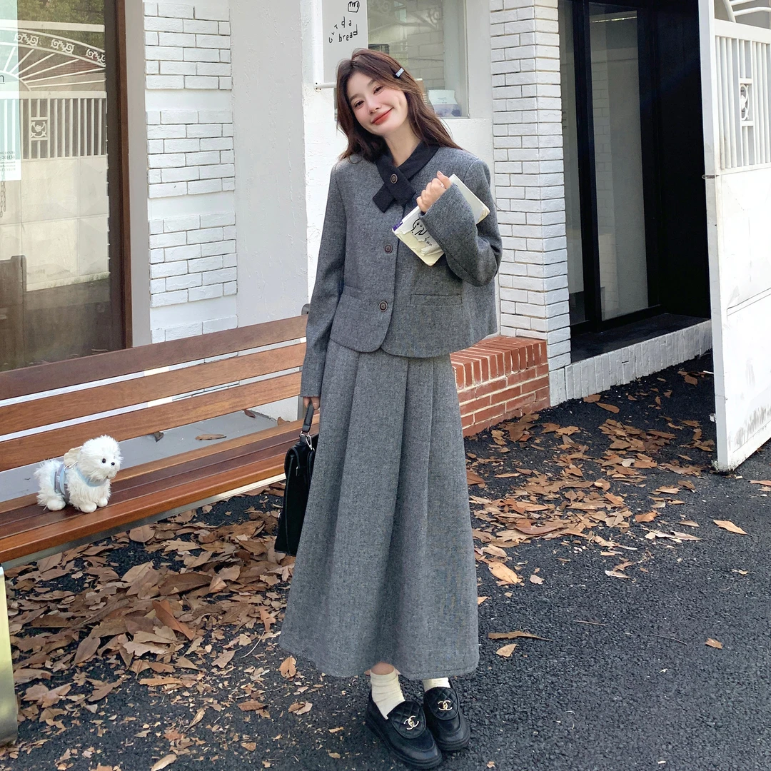 灰色秋冬高级感名媛穿搭套装2025新款小香风气质上衣半身裙两件套