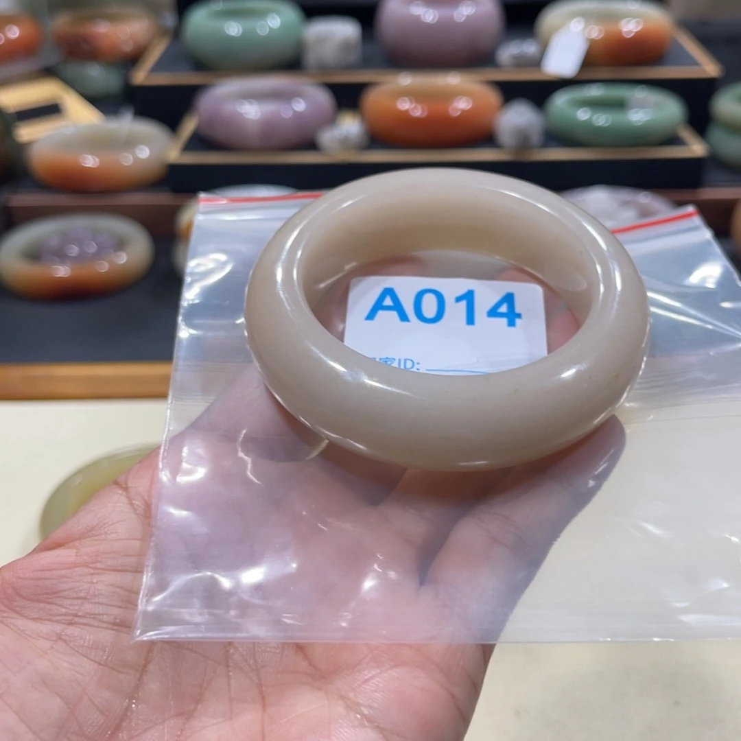 未镶嵌手镯石英岩玉