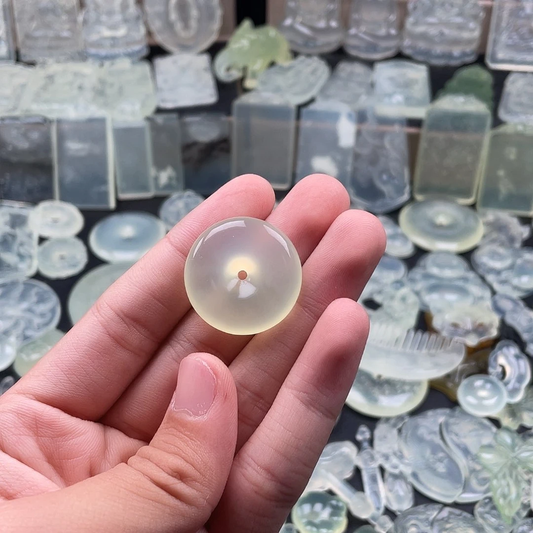 岫玉未镶嵌颈饰平安扣