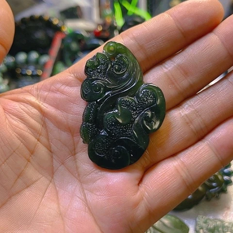 蛇纹石玉颈饰未镶嵌十*?