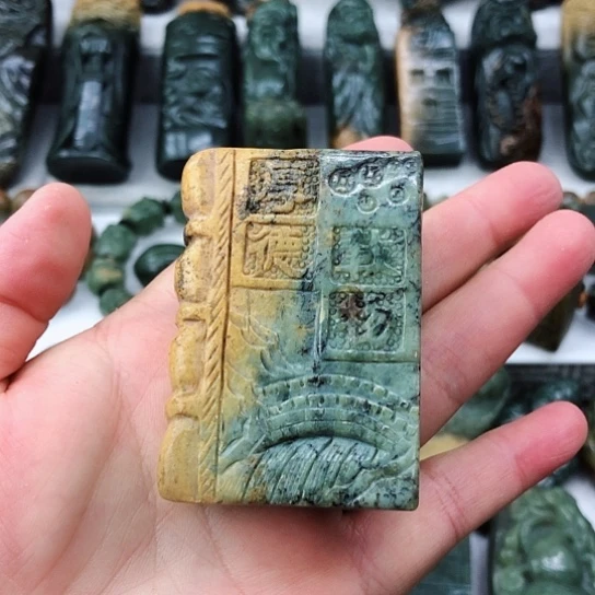 未镶嵌岫岩河磨玉（透闪石质玉）把件