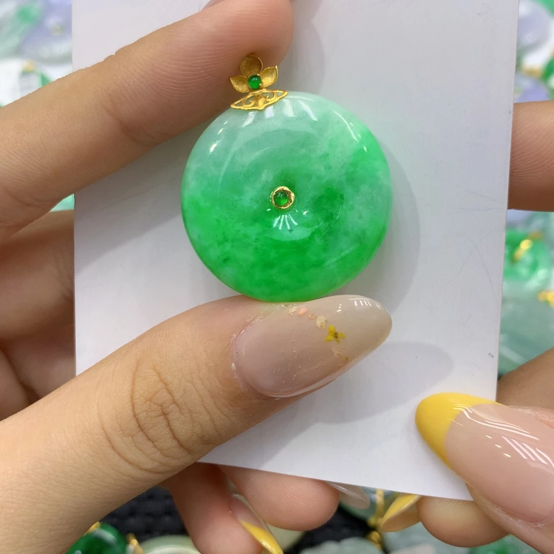 颈饰18K金镶嵌翡翠
