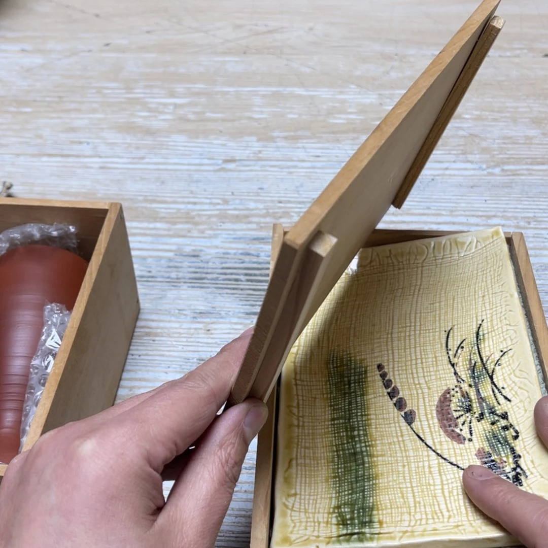 瓷片?密密麻麻地排列着一个