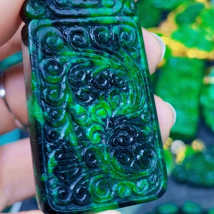 颈饰18K金镶嵌翡翠