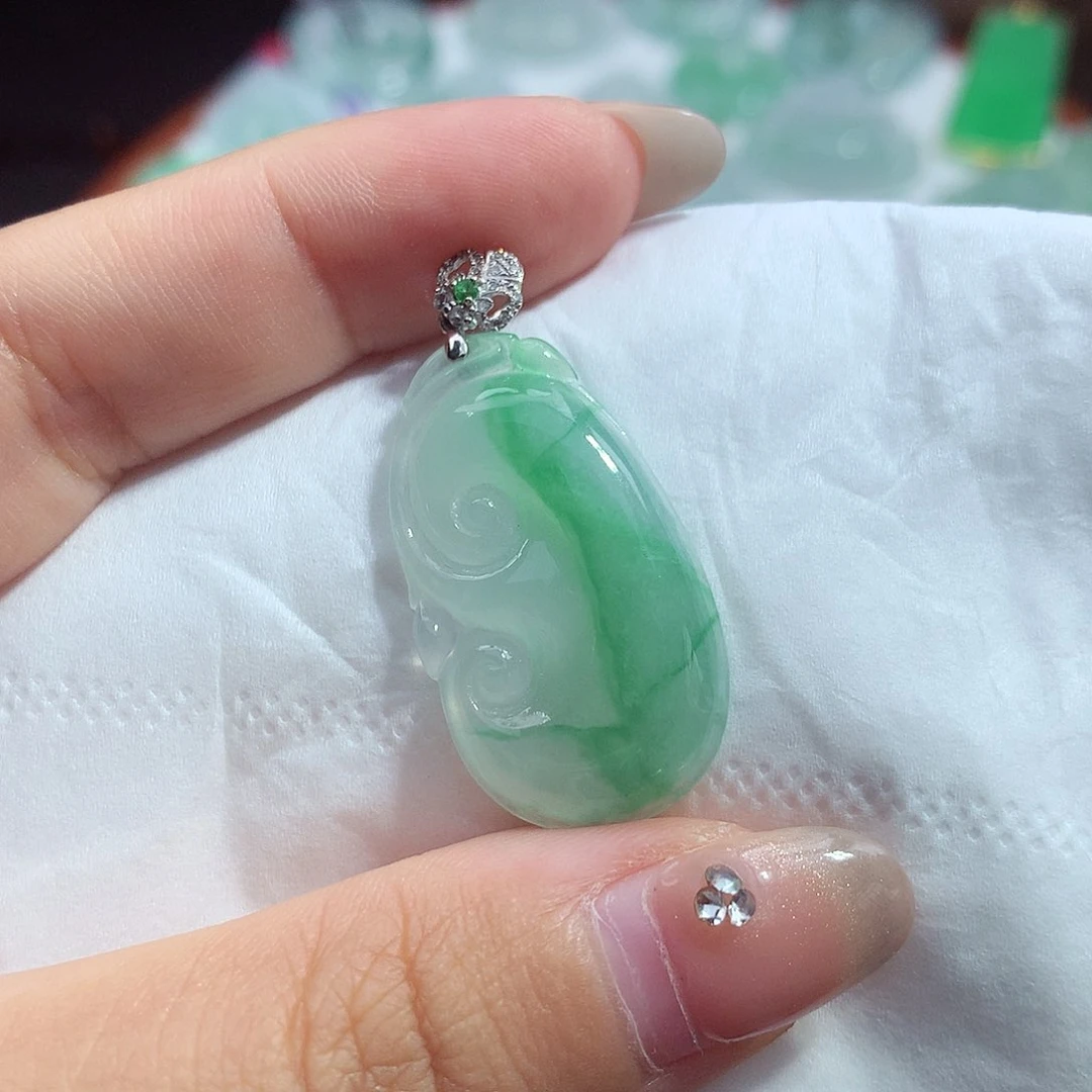 翡翠未镶嵌颈饰如意