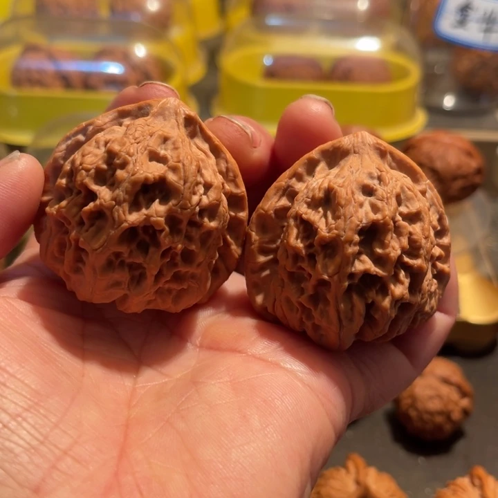 文玩核桃把件野生三角狮头46