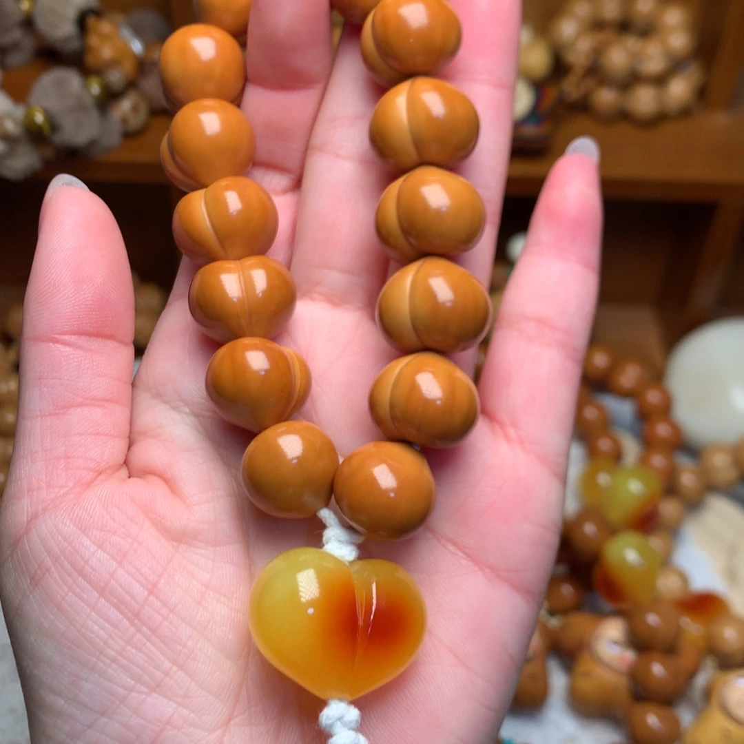 吊坠猴头核桃16玻璃底手持爱心