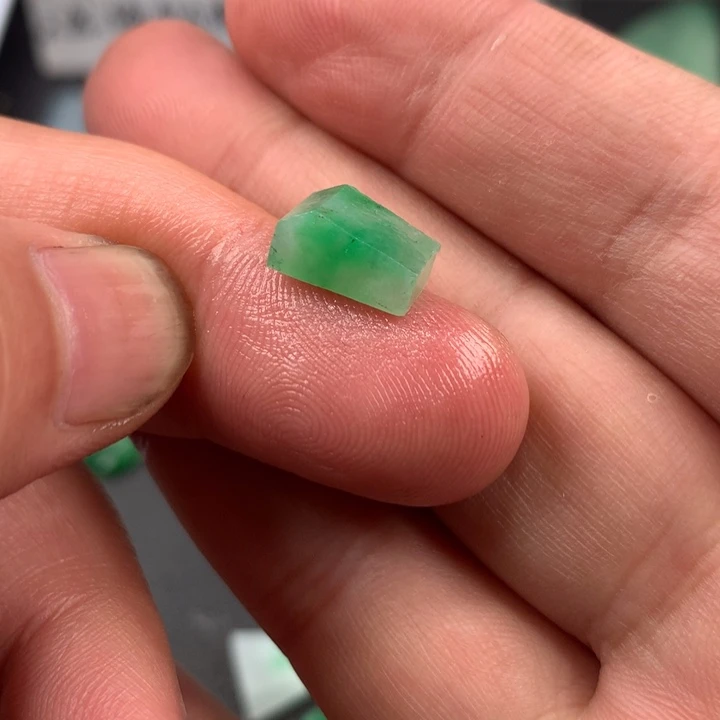 定制翡翠未镶嵌材料定制