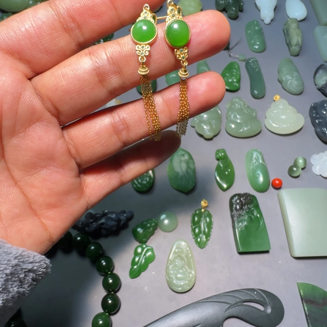 祥***姐和田玉未镶嵌颈饰