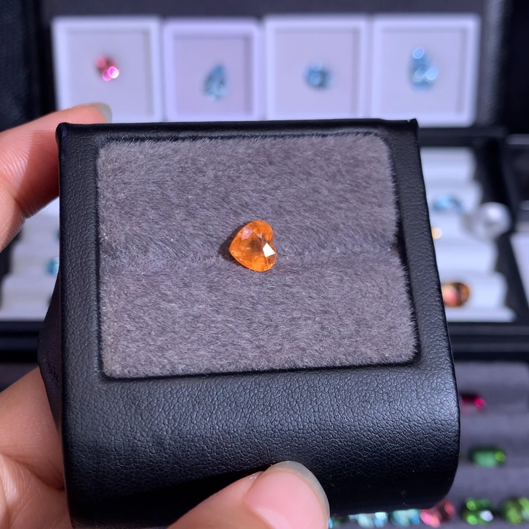 未镶嵌珠宝半成品石榴石（芬达石）2.35ct