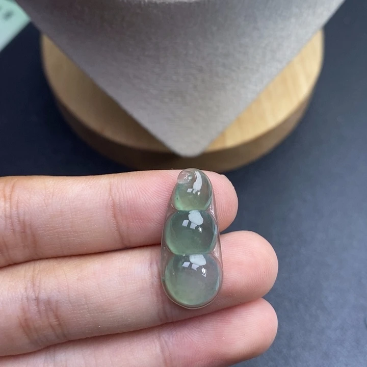 翡翠未镶嵌颈饰冰绿福豆