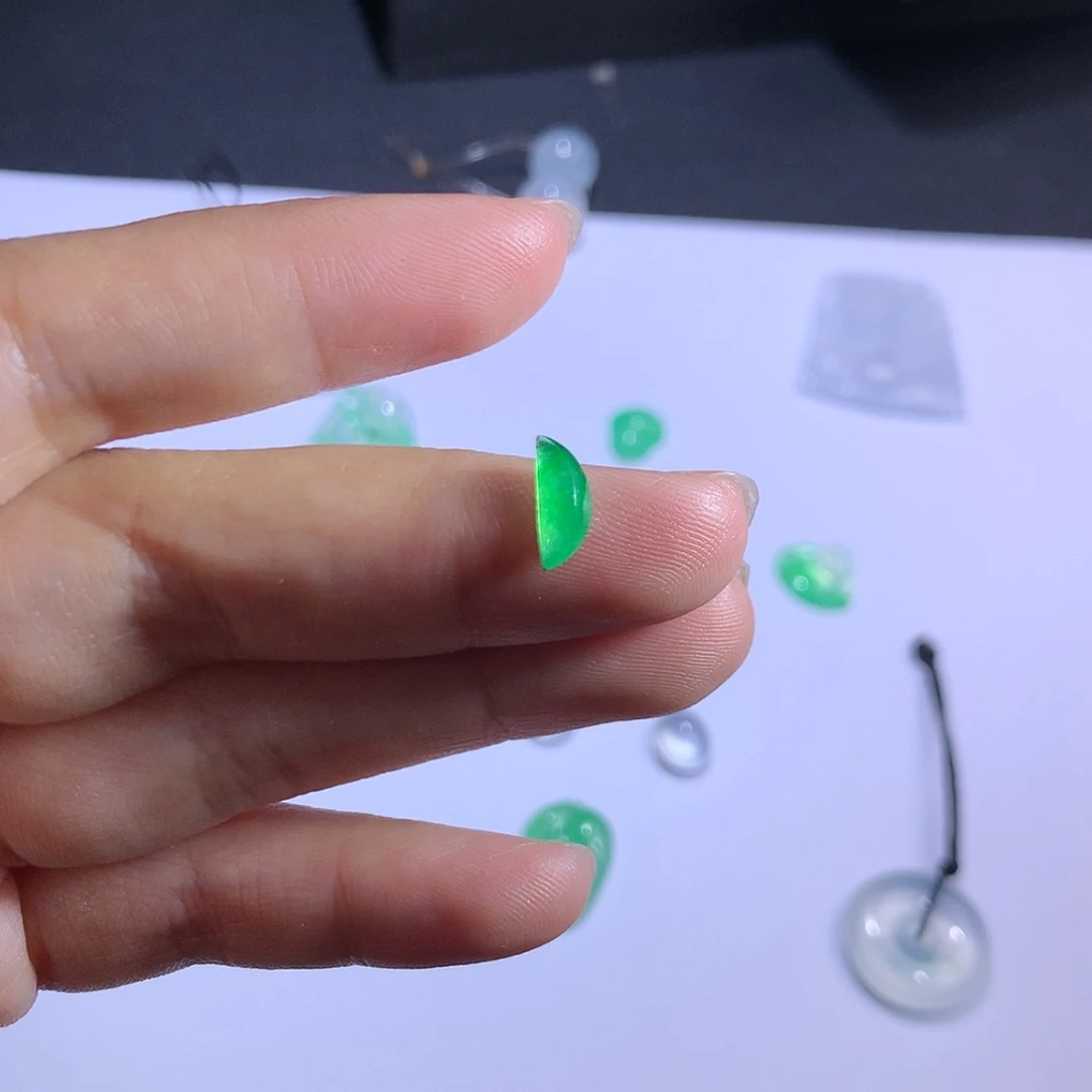 【闪购商品】翡翠挂件未镶嵌栀**`随形