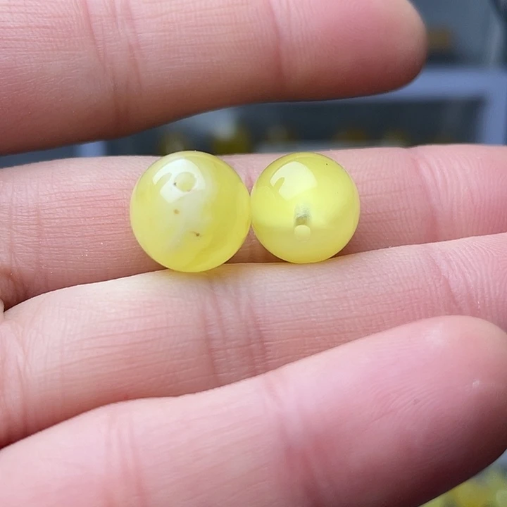 无***生蜜蜡未镶嵌裸石圆珠约12毫米多有瑕疵