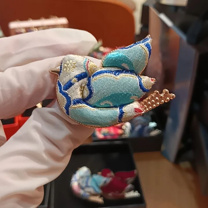 织绣和平小屋助力非遗蜀锦和平鸽蓝色