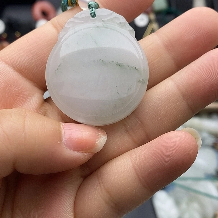 翡翠未镶嵌颈饰N****。