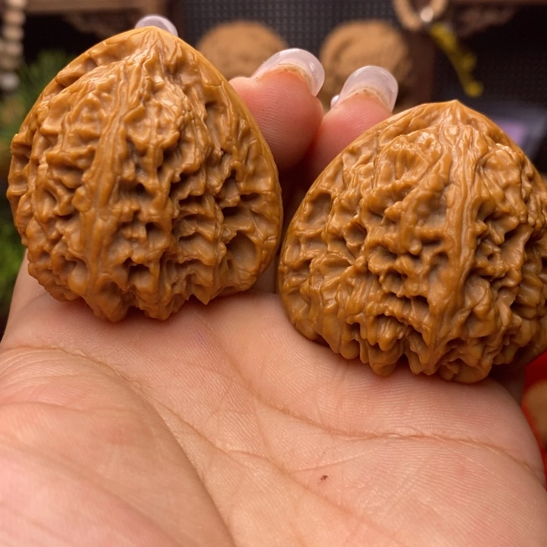 文玩核桃吊坠Q****F南疆石。边肚。42。丹。微修