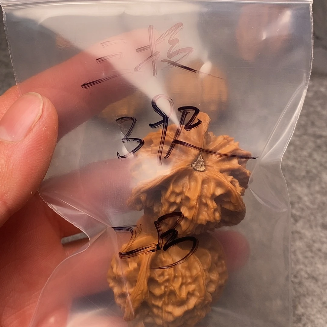 文玩核桃把件三棱