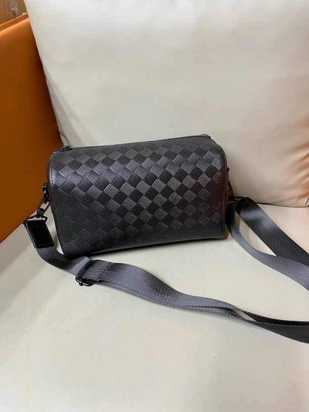 高品质新款男士滚筒包