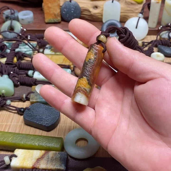 蛇纹石玉挂件未镶嵌观**?