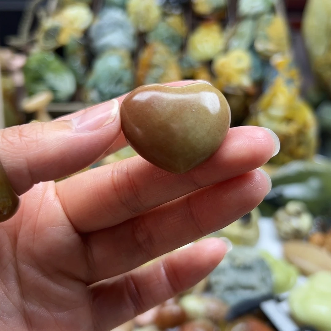 岫玉未镶嵌颈饰辽阳红心心