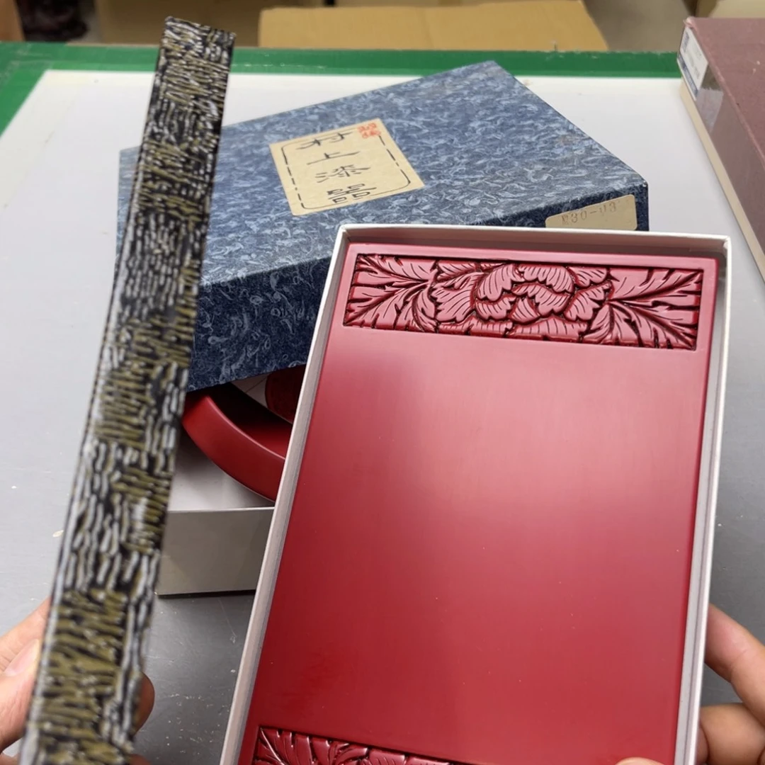 …***…瓷片密密麻麻地铺满一