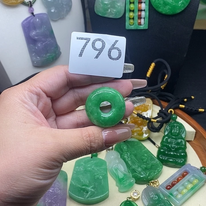 翡翠未镶嵌吊坠(赠链)