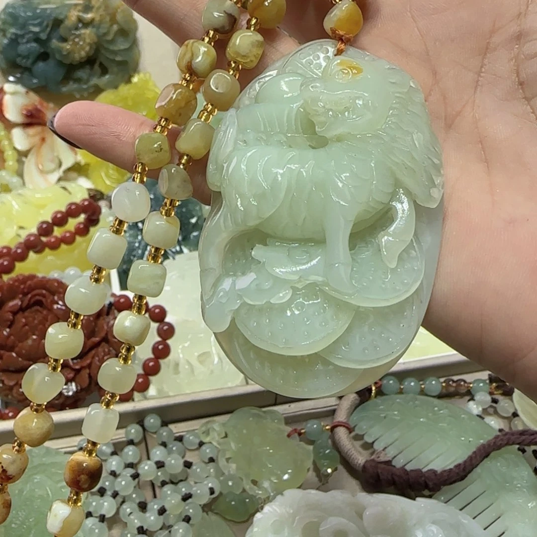 未镶嵌蛇纹石玉吊坠