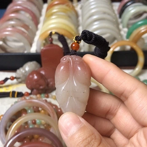 颈饰未镶嵌石英质玉