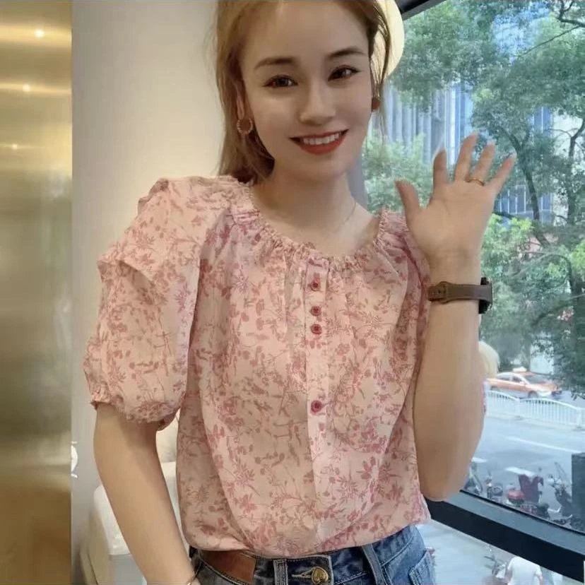 设计感小众减龄泡泡袖碎花时尚气质女夏高级感一字领露锁骨上衣潮