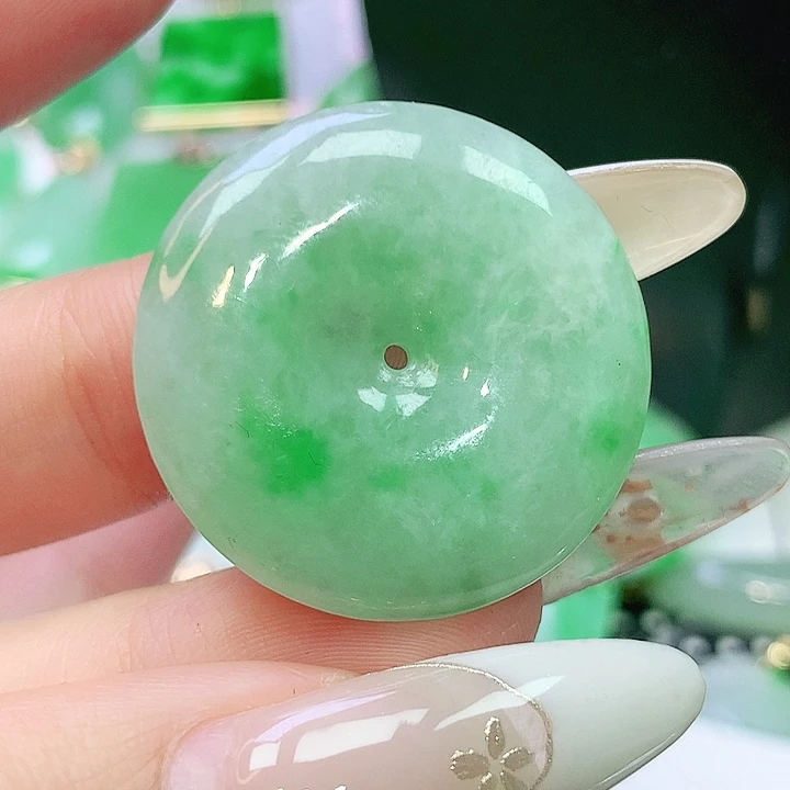翡翠未镶嵌颈饰多样性发其一