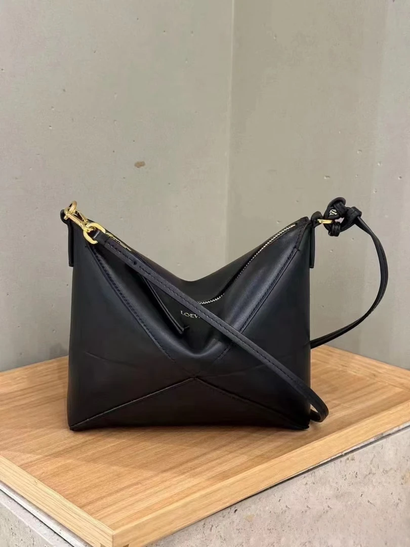 95新 LOEWE/罗意威 （24年）黑金Fold Pouch手提单肩包